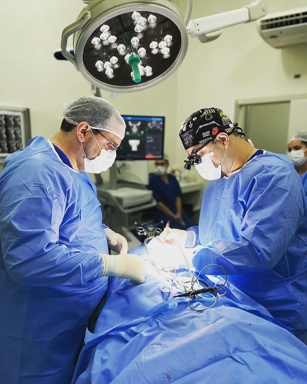 Neurocirurgião em Vitória ES realizando cirurgia em hospital.