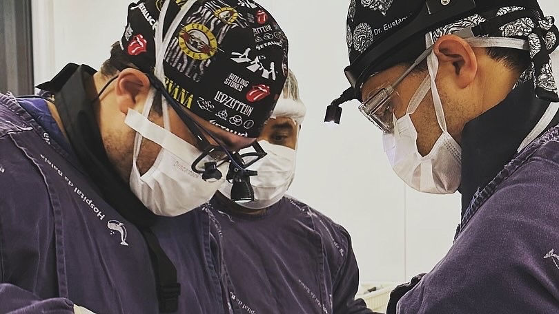 Neurocirurgião em Vitória ES e equipe em cirurgia.