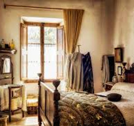 casa piena di oggetti con arredi vecchi 