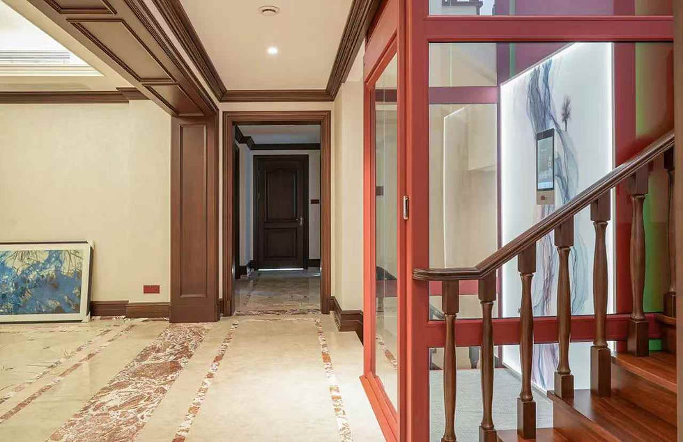 Proses instalasi lift rumah pada bangunan yang sudah selesai dibangun