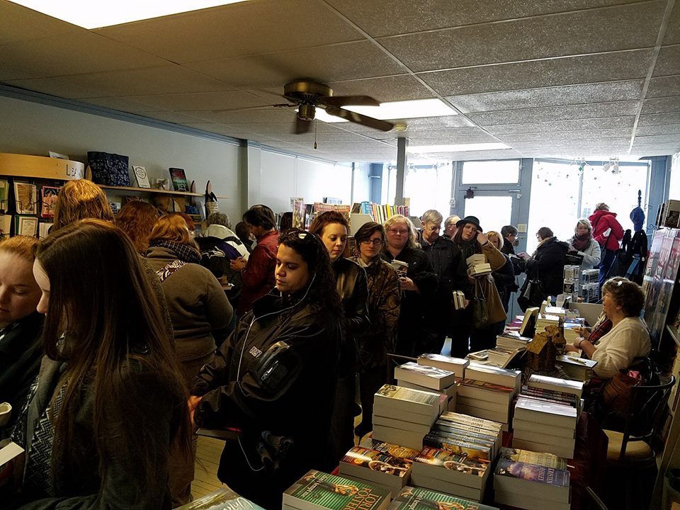Look at these folks! Amazing! Thanks for standing in line to see Kristen Ashley, Lori Foster, Laura Griffin, myself and the Queen of Romance, Nora Roberts. You honor us with your time!