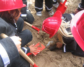 Thumbnail: Brandweerfeest, kinderen die graven naar het gaslek