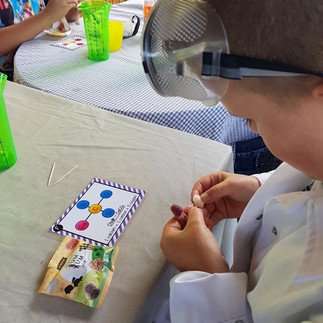 Moleculen maken tijdens het wetenschapsfeest