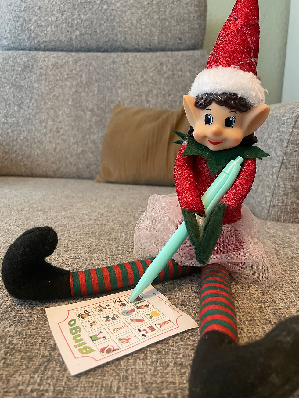 Glazen potten gestapeld met een elf erop