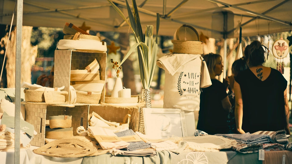Stand d'une créatrice de couture de trousses et accessoires fait main. Exposition sur un salon et marché de créateurs