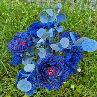 Un bouquet de fleurs fait main en tissu bleu à carreau réalisé avec une chemise upcyclée