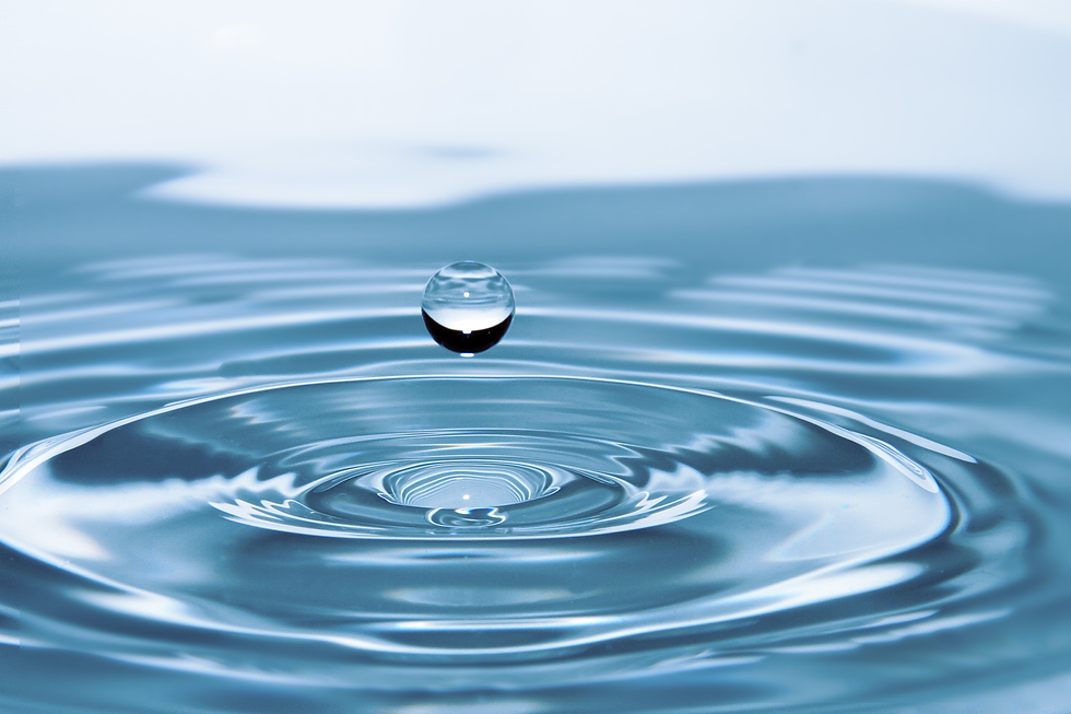 Tropfen der ins Wasser eintaucht