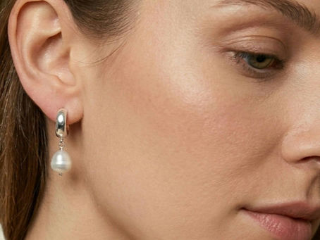 Stylish Ways to Wear Pearl Huggie Earring Trends