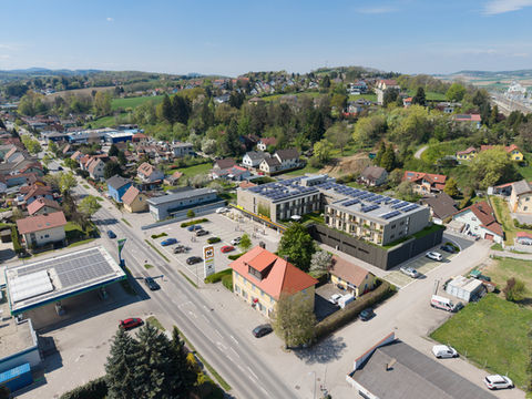 ogelperspektive auf die Stadt Neulengbach und das baumhouse Neulengbach