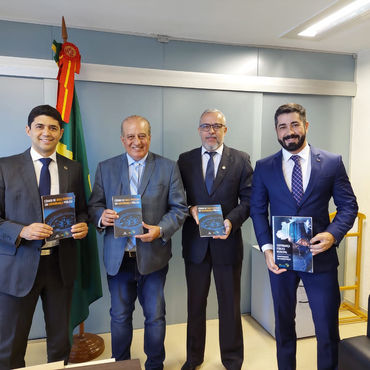 Ministro da CGU recebe código de boas práticas da RGB