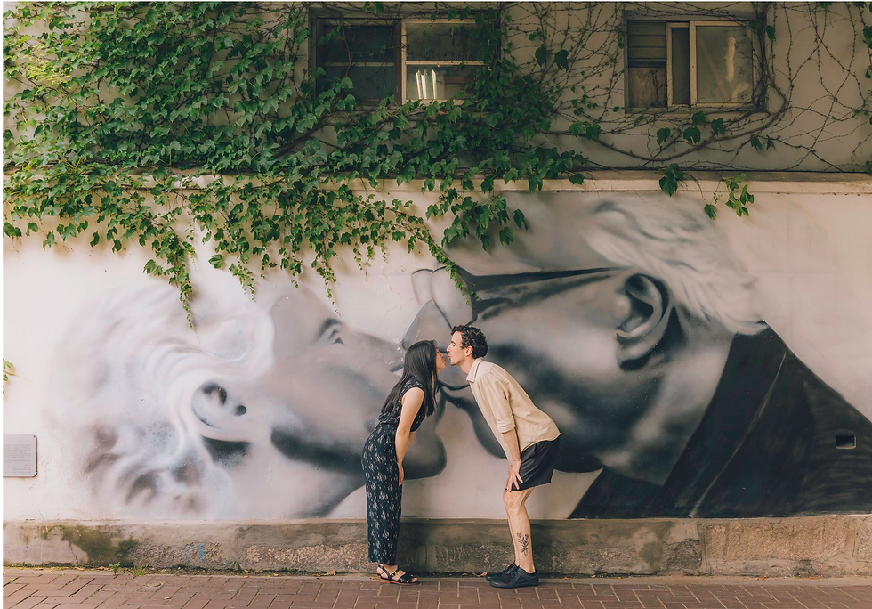 Couple kissing in Seoul