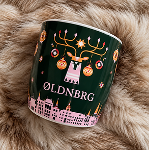 Weihnachtstasse auf kuscheligem Rentierfell.png