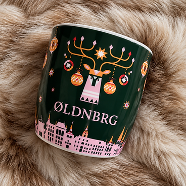 Weihnachtstasse auf kuscheligem Rentierfell.png