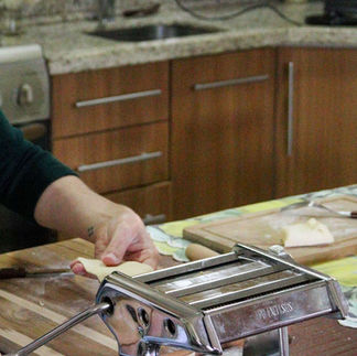usar uma máquina de massa auxilia no preparo do almoço de forma rápida