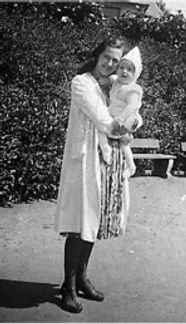 Sussanne Faschon con su hermana pequeña en brazos.