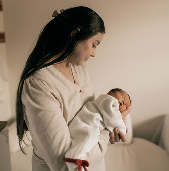 Femme en post-partum avec son bébé