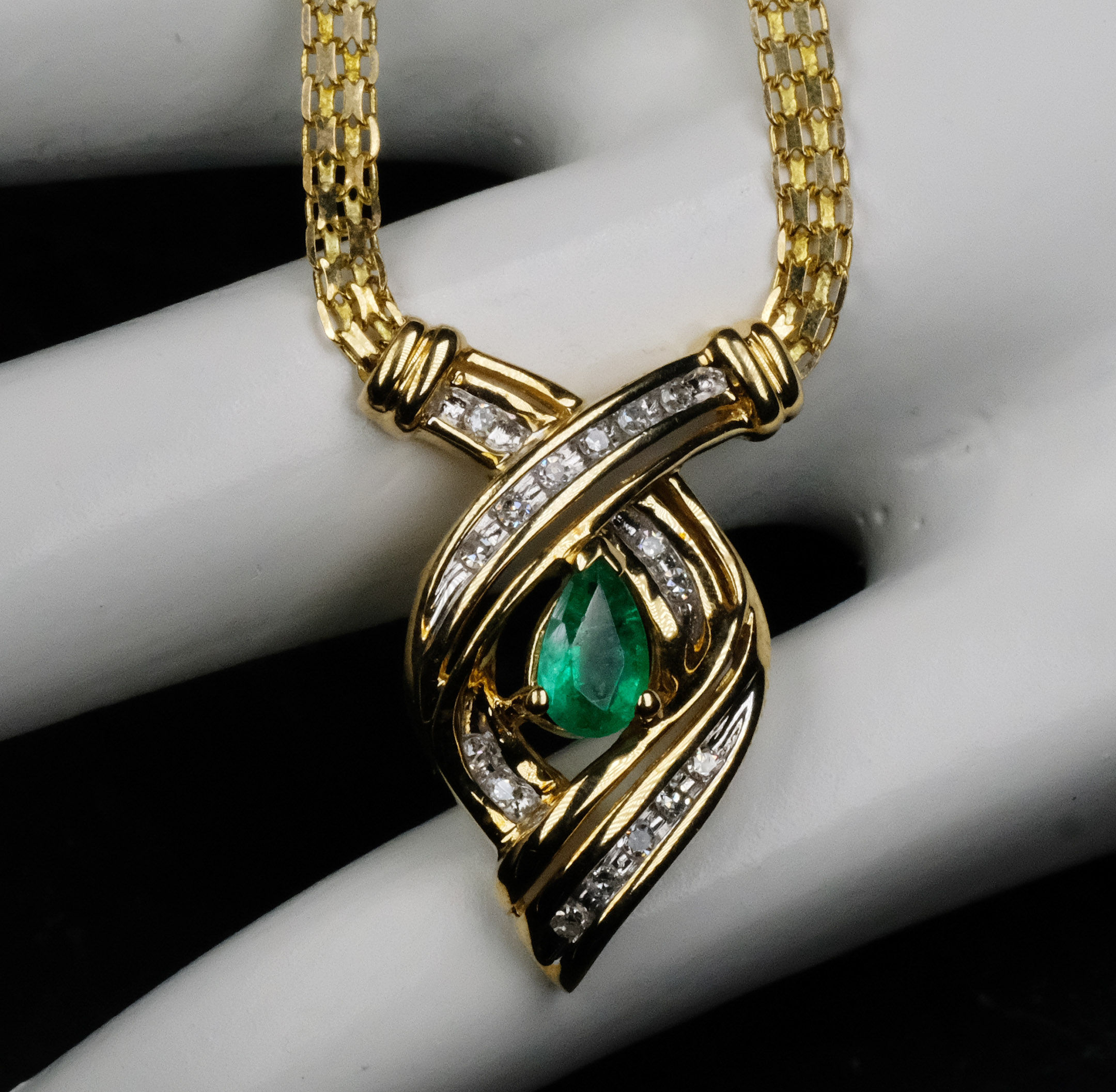 Pre-Owned 10K YG Emerald & White Diamond Necklace 16" 5.6gms