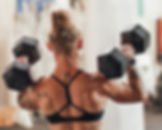 Athletin trainiert mit Kurzhanteln