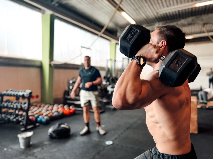 Athlet mit Kurzhanteln