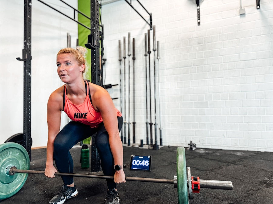 Athletin mit einer Langhantel unter Spannung