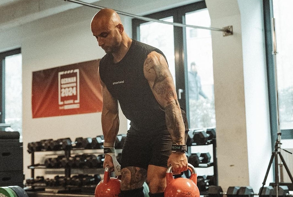 Athlet mit Kettlebells