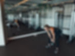 Frau, die mit einer Kettlebell trainiert