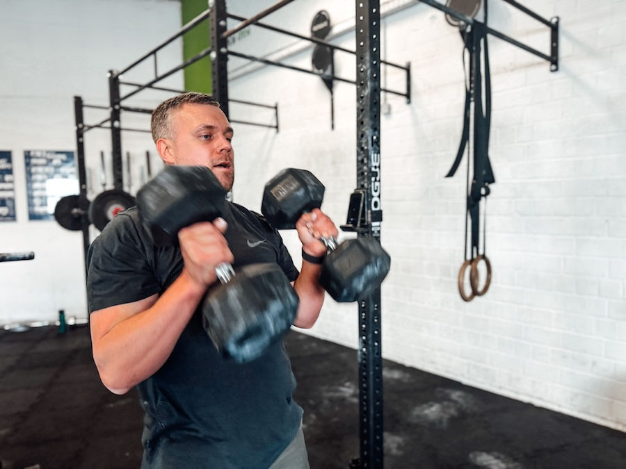 Athlet bei Double Dumbbell Snatches