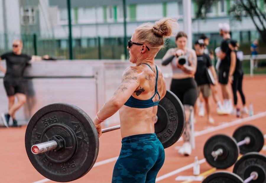 Athletin mit einer Langhantel