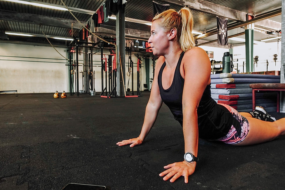Frau, die sich vor dem Training stretcht