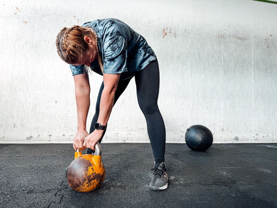 Athletin mit einer Kettlebell