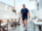 Athlet, der Lunges macht