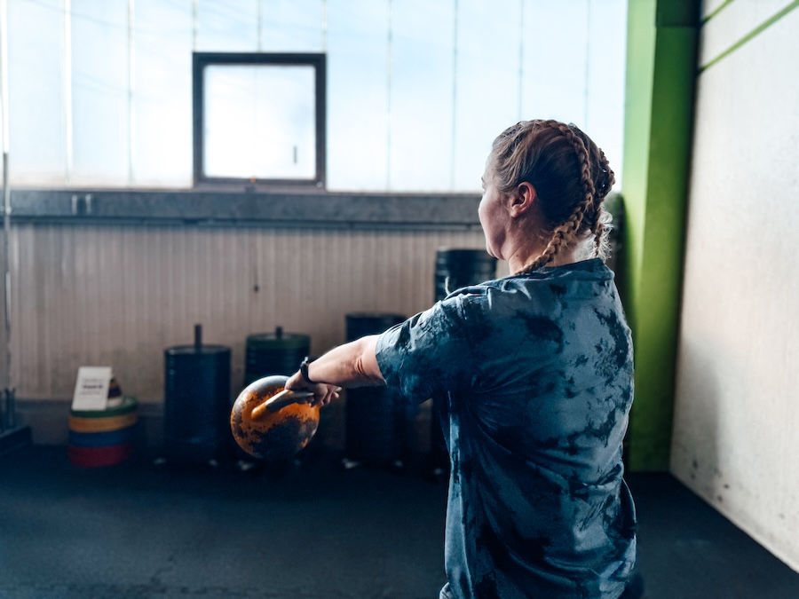 Athletin bei Kettlebell Swings