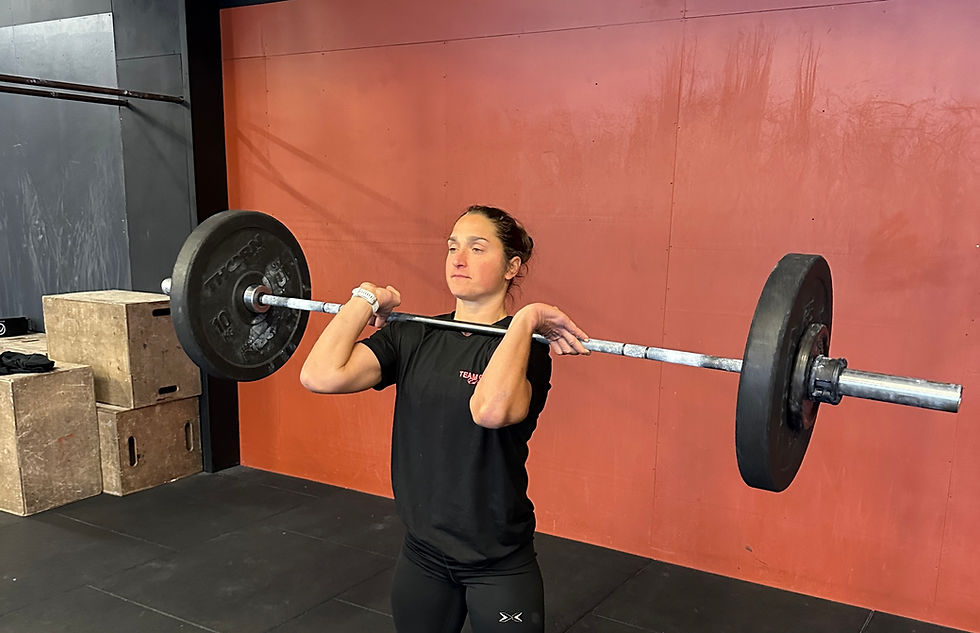 Athletin mit einer Langhantel