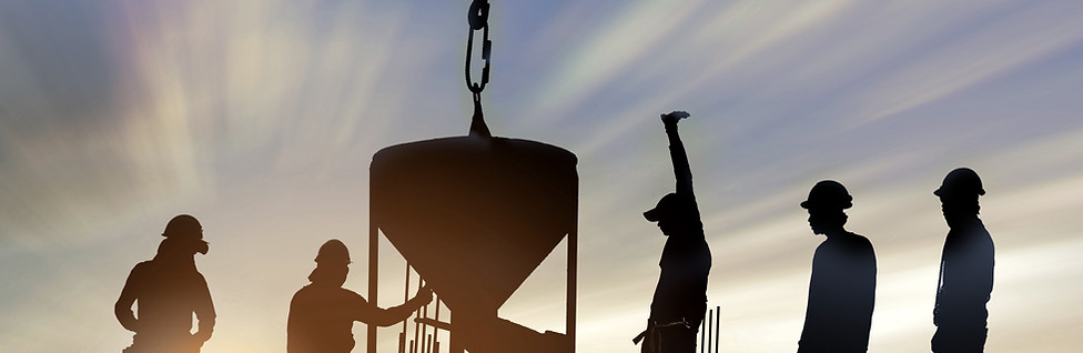 Trabajadores de la construcción al atardecer