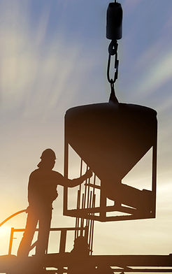 Bauarbeiter bei Sonnenuntergang