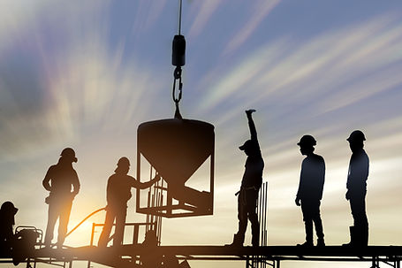 Trabajadores de la construcción al atardecer