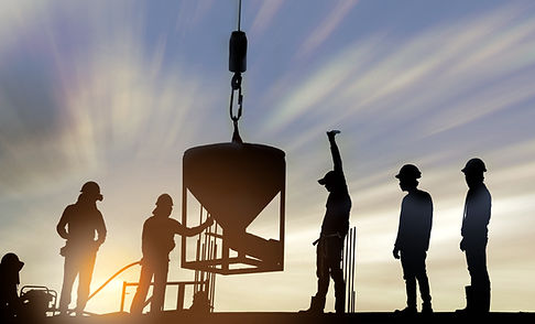 Trabalhadores da construção civil ao pôr