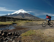 Ciclista y Cotopaxi