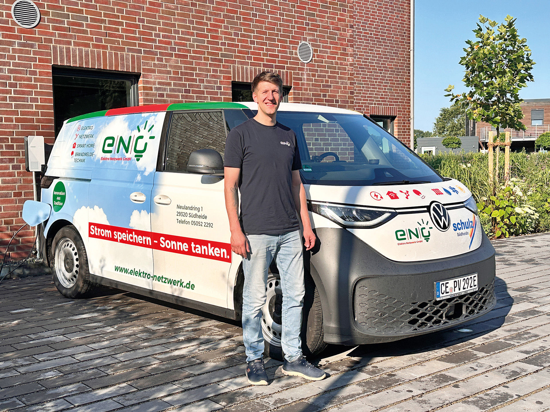 Elektromeister vor gemeinsamem VW ID. Buzz von Schulz Südhheide und E.N.G.