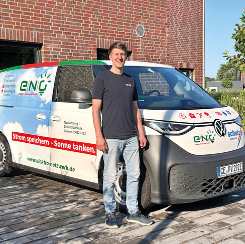 Elektromeister vor gemeinsamem VW ID. Buzz von Schulz Südhheide und E.N.G.