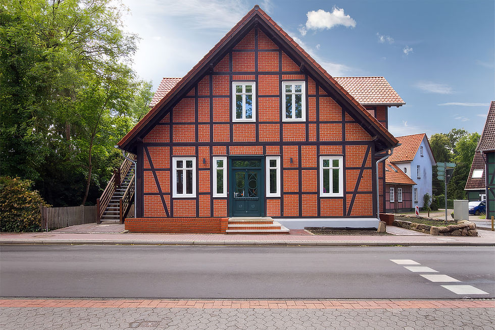 Saniertes Fachwerkhaus an einer Straße
