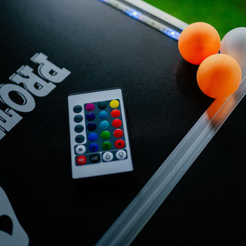 Fernbedienung, Ball, LED-Beleuchtung auf schwarzem Tisch