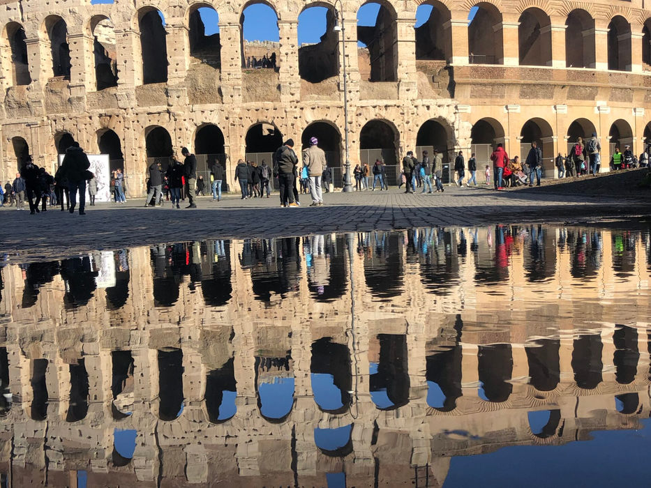 Das Kolosseum in Rom, Italien, spiegelt sich im Wasser.
