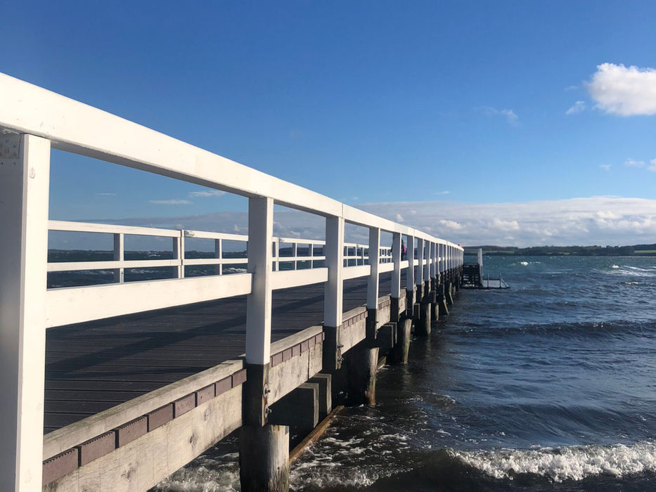 Steg am Meer unter blauem Himmel