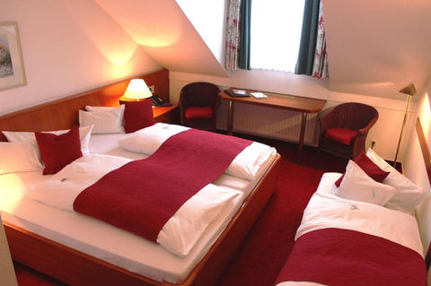 Ankerlink Standard-Doppelzimmer: Aufnahme mit Doppelbett, Schreibtisch und Kinder-Beistellbett