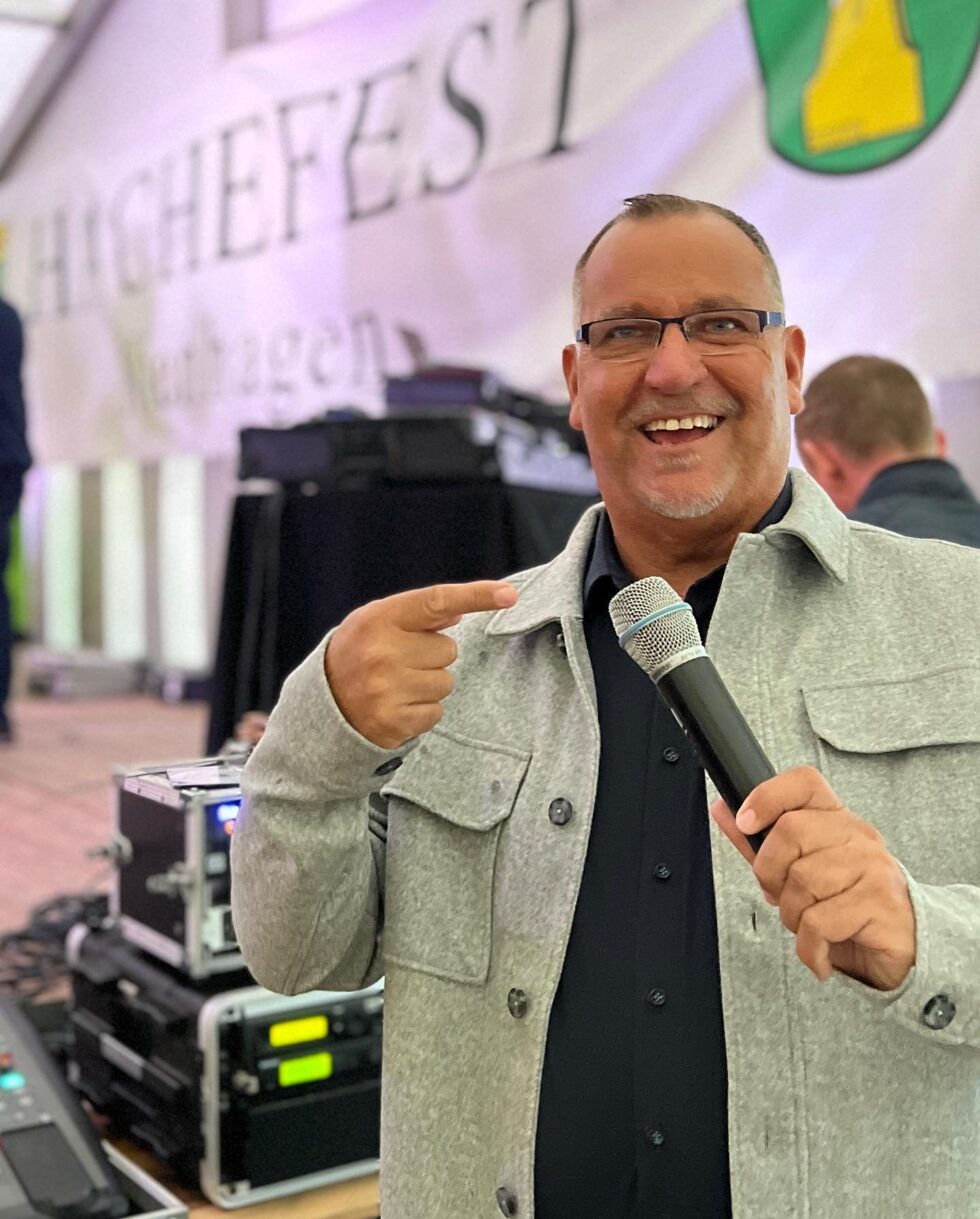 Alexander Hass mit Mikrofon bei einer Veranstaltung