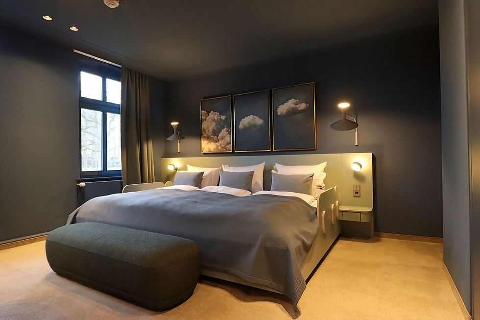 Modernes Schlafzimmer mit Doppelbett, indirekter Beleuchtung und stilvoller Wanddekoration