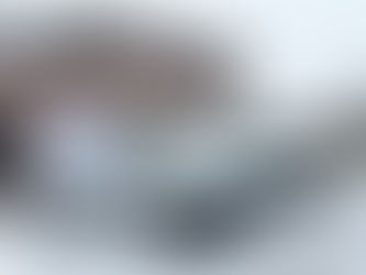 Zwei Elektro-Transporter der Firmen Schulz und ENG stehen vor dem Betriebsgebäude im Neulandring