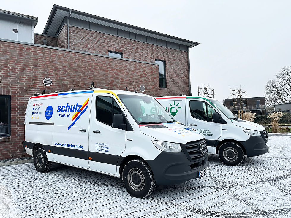 Zwei Elektro-Transporter der Firmen Schulz und ENG stehen vor dem Betriebsgebäude im Neulandring