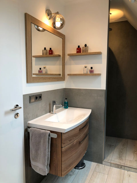 Modernes Badezimmer mit Holzwaschtisch, Spiegel, Regalen und begehbarer Dusche